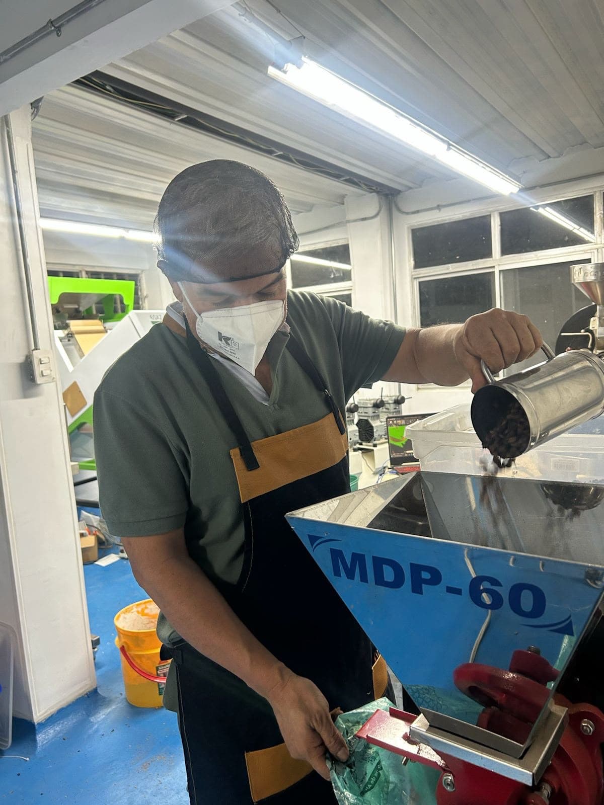 Vertiendo café tostado en la dosificadora
